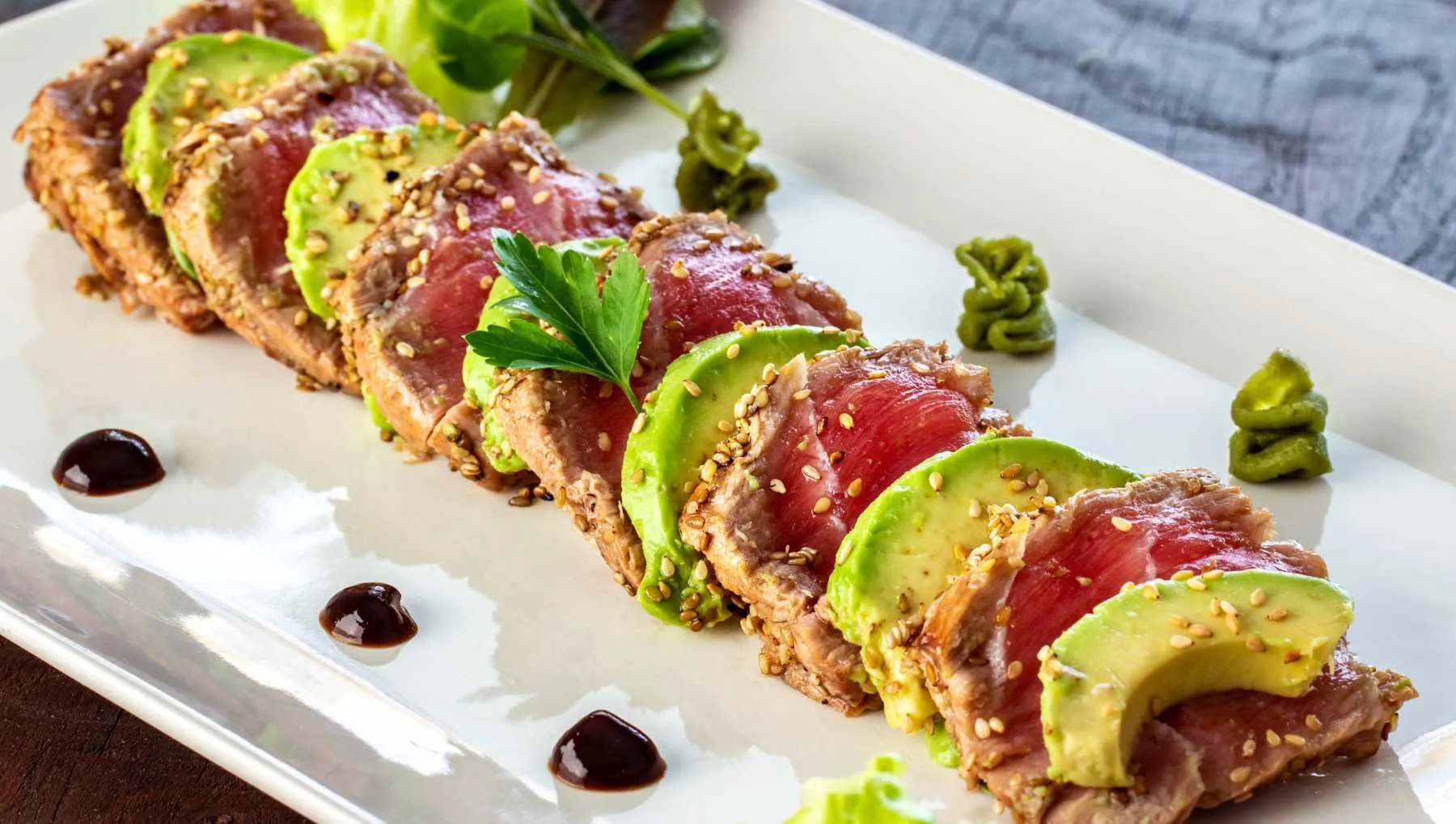 Tataki de Atún Rojo con Crujiente de Sésamo y Aguacate