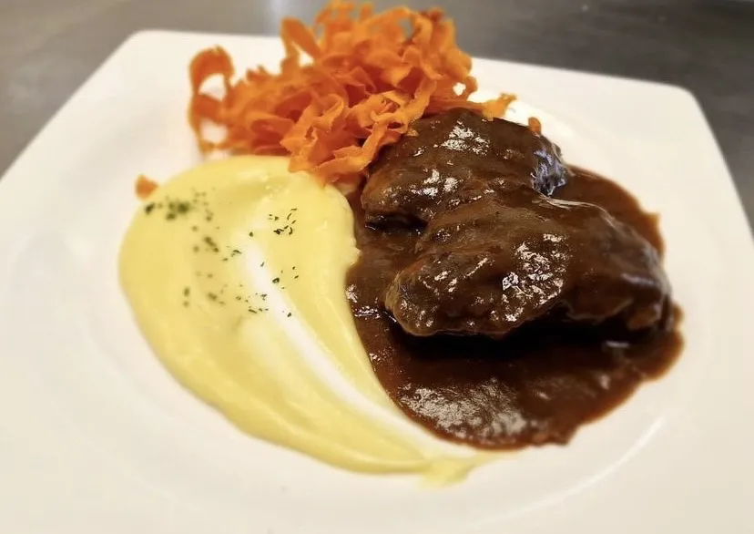 Carrillera de Ternera Estofada al Vino Tinto con Puré de Patata Trufado y Setas Salteadas