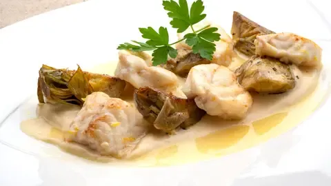 Lomo de Rape a la Parrilla con Crema de Alcachofas, Crujiente de Jamón Ibérico y Salsa de Azafrán