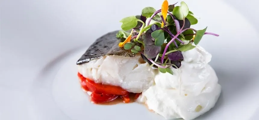 Bacalao Negro Confitado con Pisto de Pimientos Asados y Aioli de Azafrán
