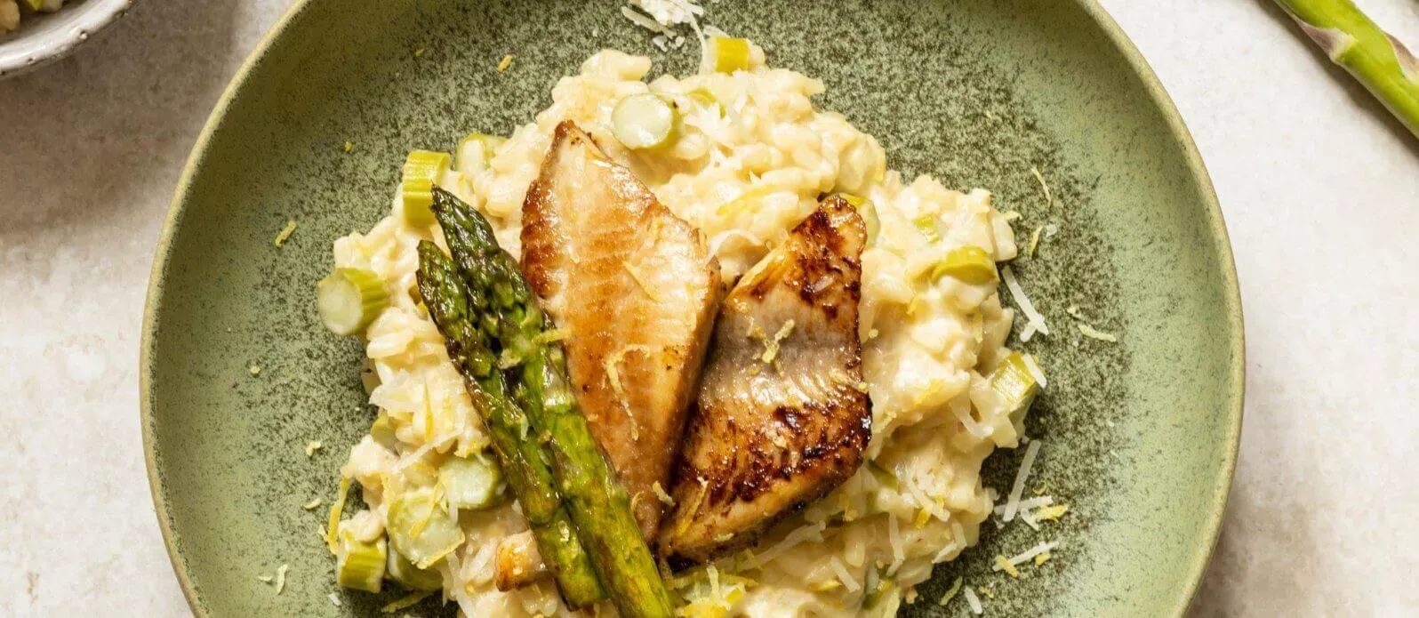 Dorada a la Piel Crujiente con Risotto de Cítricos y Hierbas Frescas