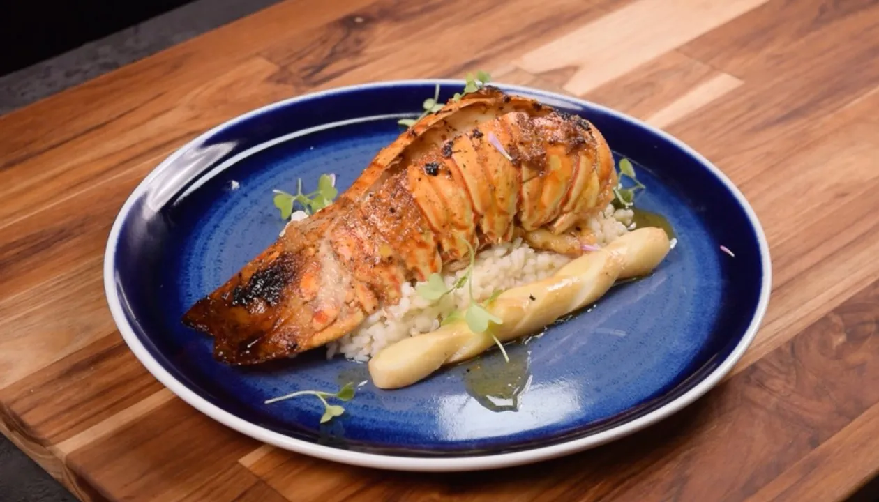 Langosta a la Parrilla con Risotto de Azafrán y Bisque de Cefalópodos