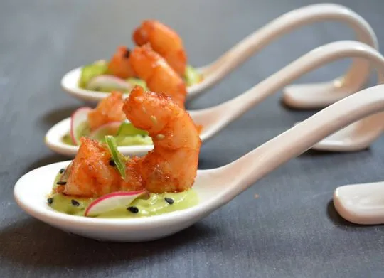 Gambón Rojo a la Plancha con Espuma de Aguacate, Cítricos Marinados y Polvo de Oliva Negra