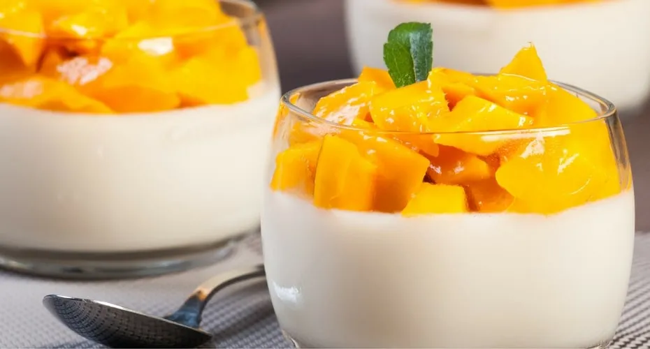 Panna Cotta de Vainilla con Mango y Lichi, y Crujiente de Coco