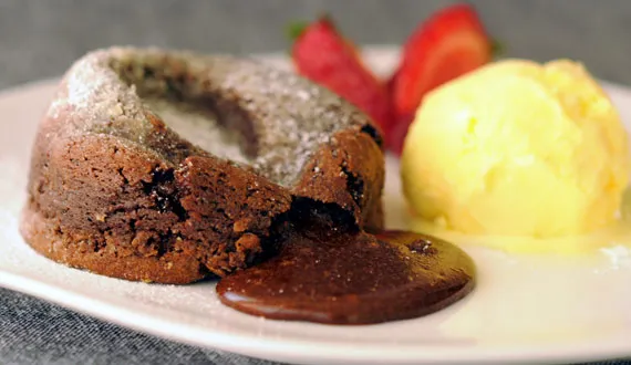 Volcán de Chocolate Negro con Helado de Vainilla y Salsa de Frambuesa
