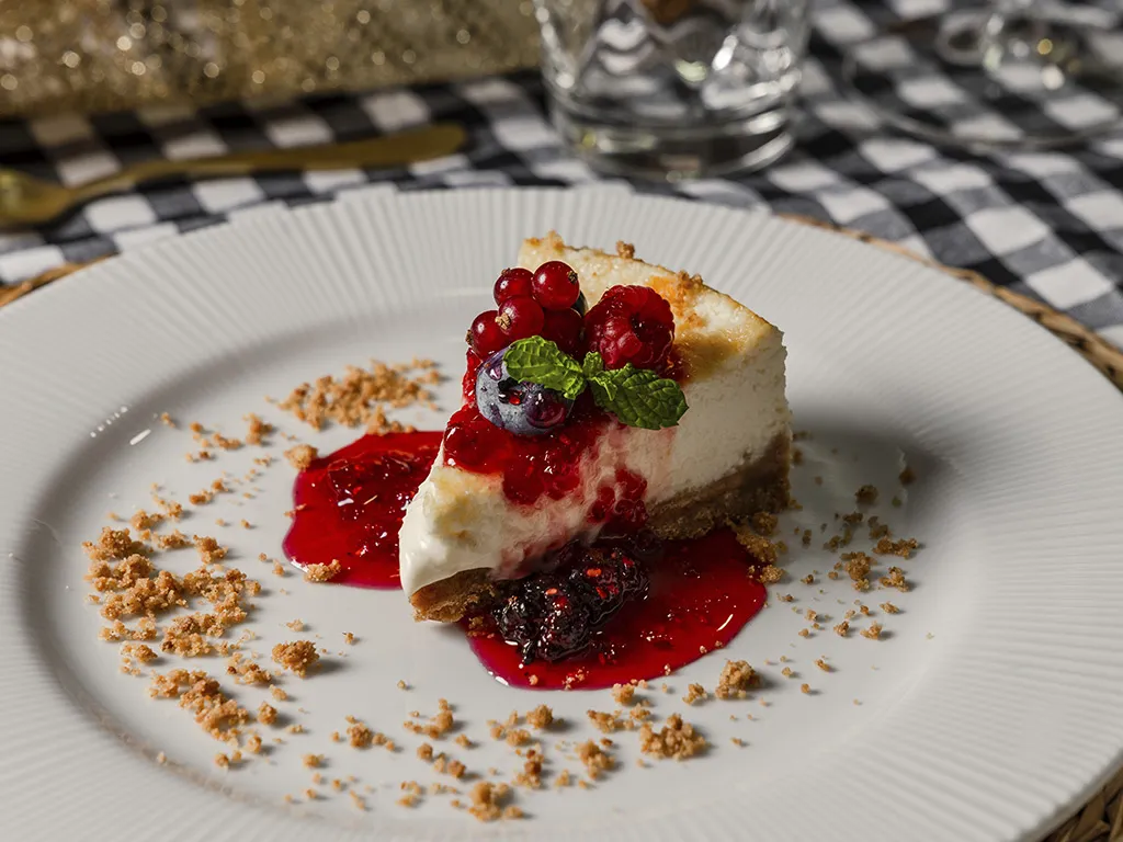 Tarta de Queso Cremosa al Horno con Coulis de Frutos Rojos