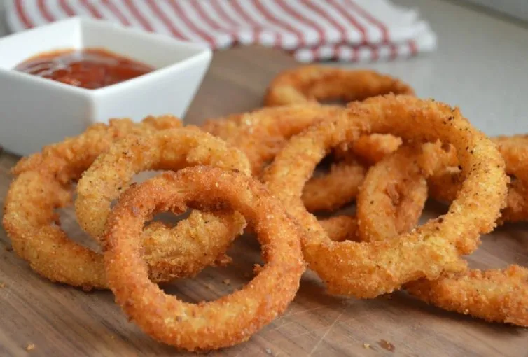 Aros de Cebolla Crujientes con Salsa de Ajo y Miel