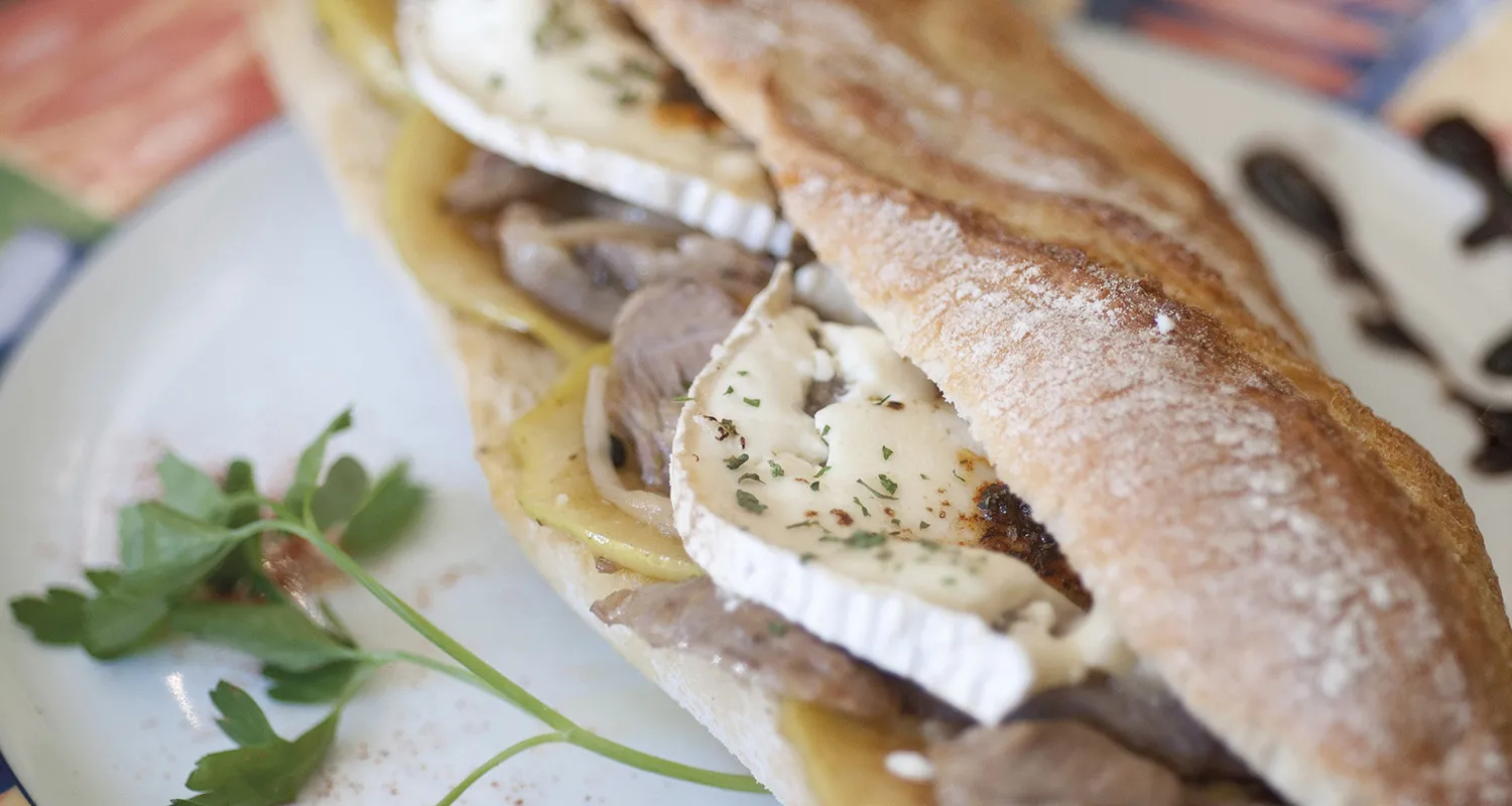 Bocadillo de Secreto Ibérico con Queso de Cabra y Cebolla Caramelizada