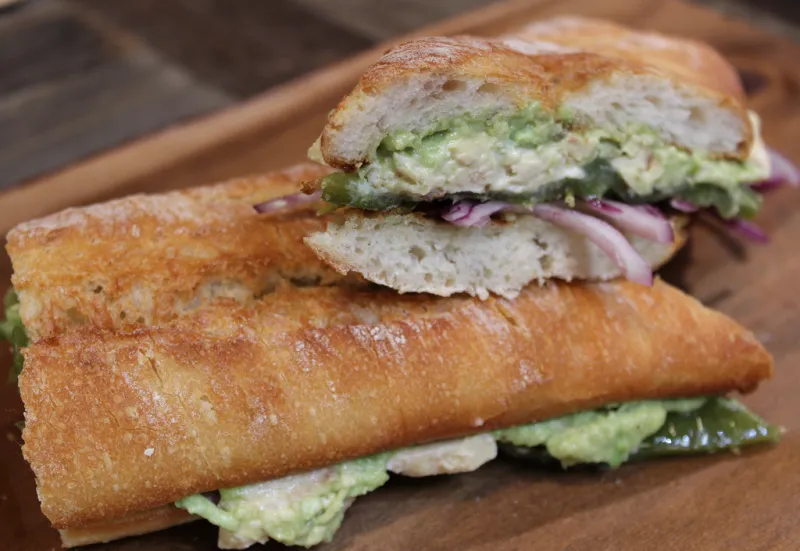 Bocadillo de Pollo Adobado Asado con Aguacate, Salsa de Yogur y Especias