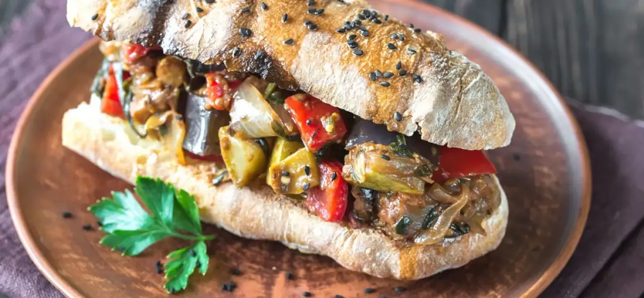 Bocadillo de Calabacín a la Parrilla con Hummus de Remolacha y Escalivada