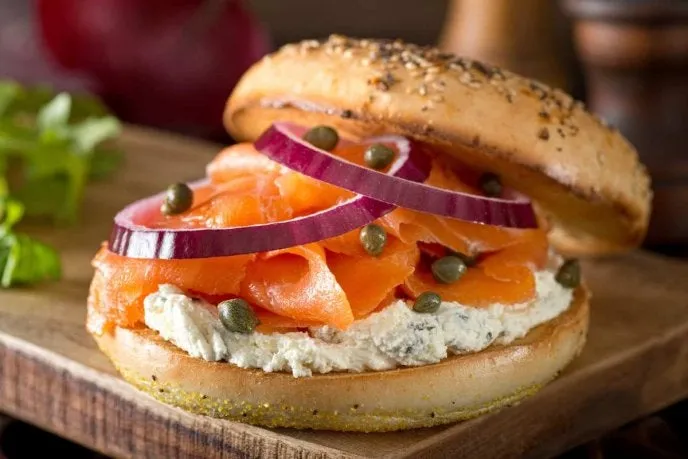 Sándwich de Salmón Ahumado con Queso Crema de Eneldo, Pepino y Alcaparras