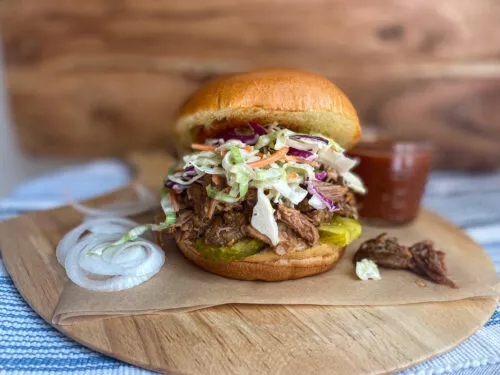 Sándwich de Pulled Pork Barbacoa con Coleslaw Cremoso