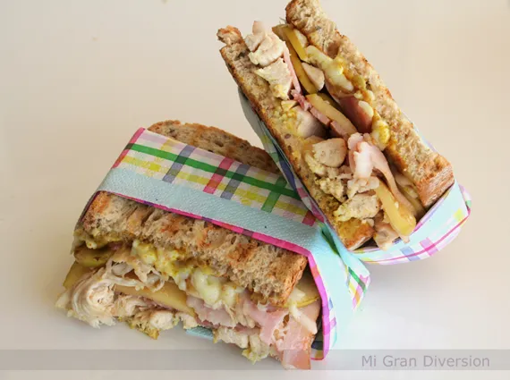 Sándwich de Pollo Frito Crujiente con Col Slaw de Manzana y Salsa Picante de Miel